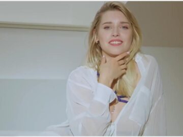 Tình dục đẹp với một người tóc vàng nhẹ nhàng và mảnh mai